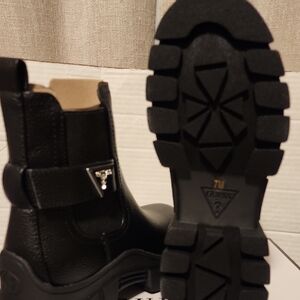 Women's Hensly Lug Sole Side Gore Chelsea Booties.